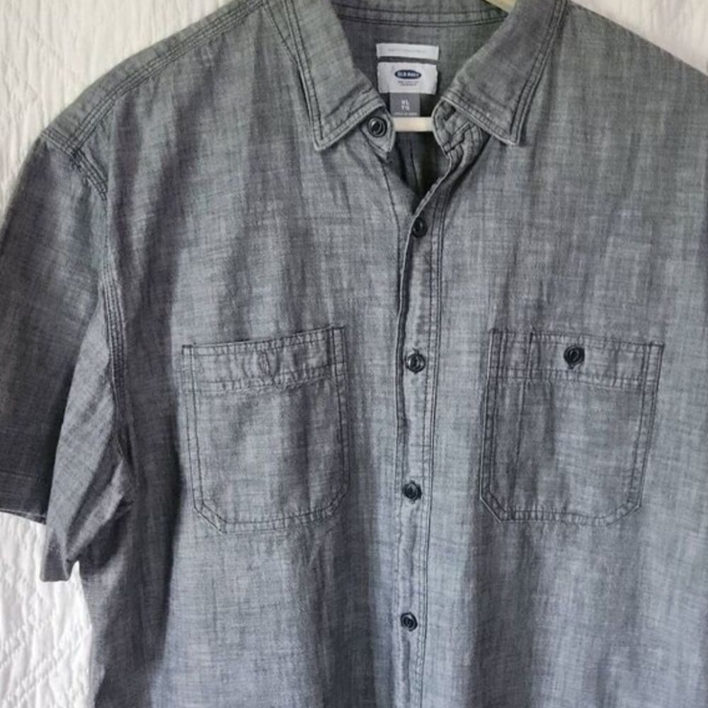 M28 Old Navy Slim Fit Mens Gray Short-Sleeve Button-Up Shirt Front Chest Pockets